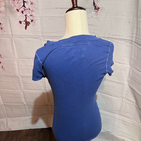 ⭐️ Clearance⭐️ American outfitters v neck short sleeve top - Picture 4 of 7